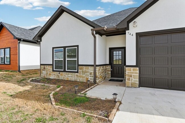 744 E Bluebonnet Dr in Granbury, TX - Building Photo - Building Photo