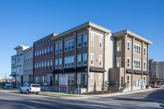 Grovecrest Center in Pleasant Grove, UT - Foto de edificio - Building Photo