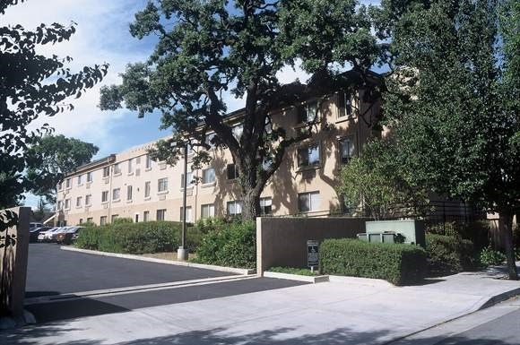 Los Robles Terrace in Paso Robles, CA - Foto de edificio