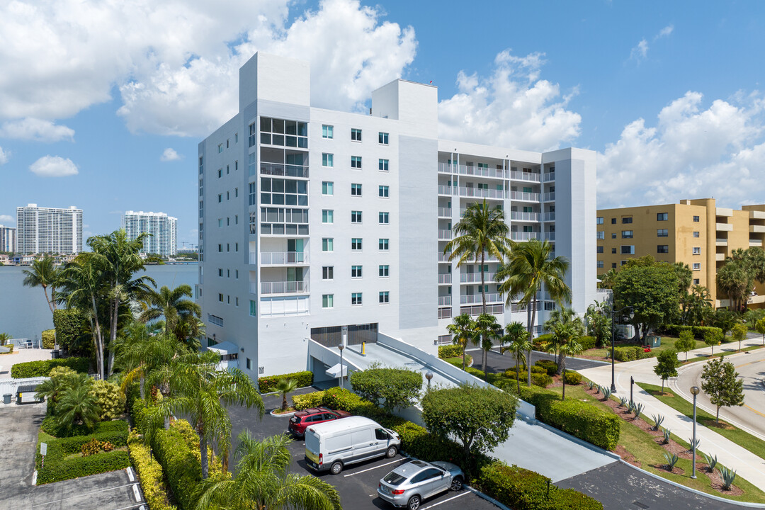 Le Laurier Condominium in Sunny Isles Beach, FL - Building Photo