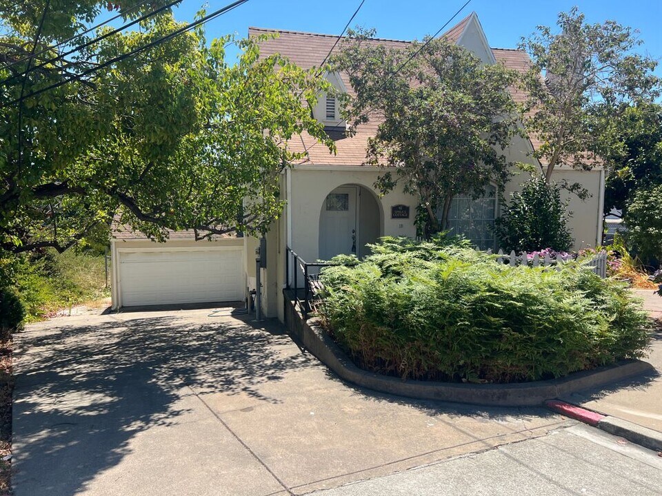 2361 E 29th St in Oakland, CA - Building Photo