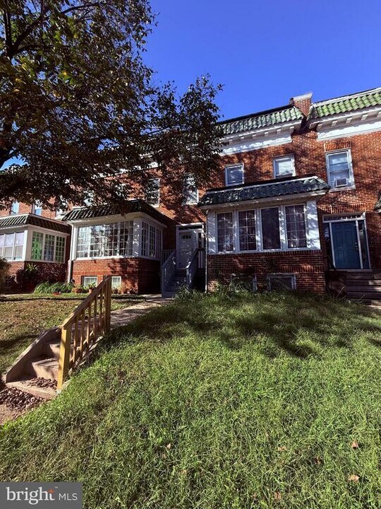 824 E 33rd St in Baltimore, MD - Building Photo