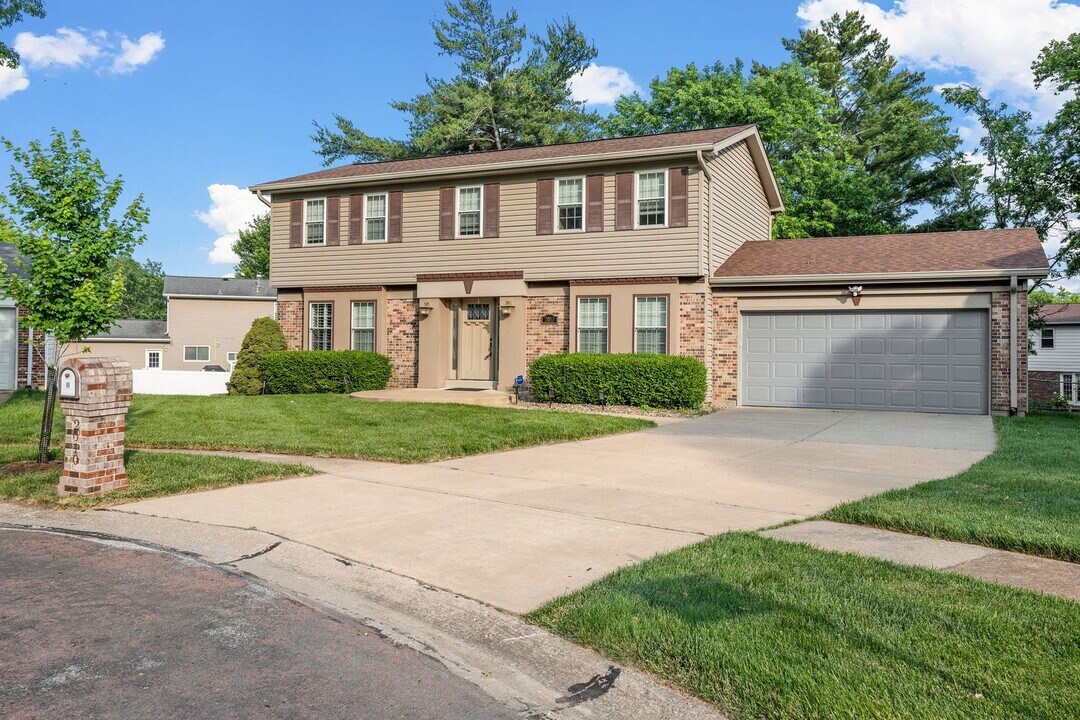 2010 Castlebar Dr in St. Louis, MO - Building Photo