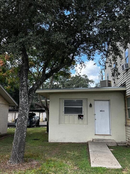 802-C Texas Blvd in Progreso Lakes, TX - Building Photo