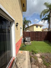 18003 NW 74th Path in Hialeah, FL - Foto de edificio - Building Photo