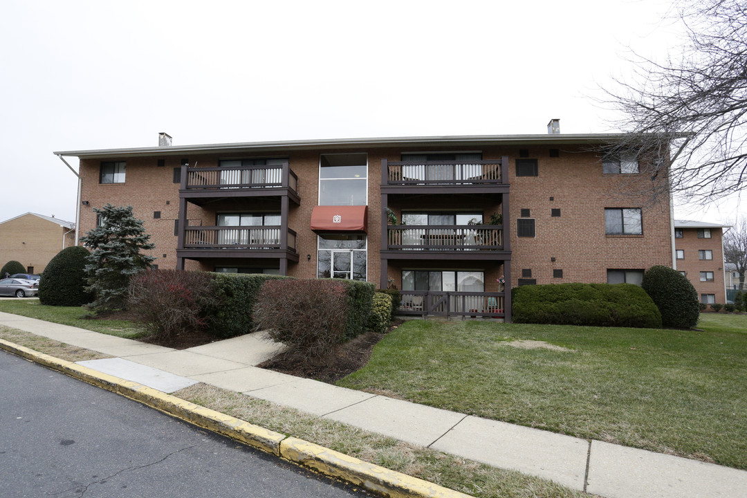 Falls Church Gardens in Falls Church, VA - Foto de edificio