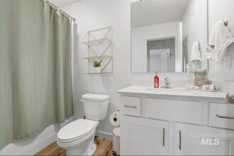 3225 E Mossy Rock Ct in Nampa, ID - Foto de edificio - Building Photo