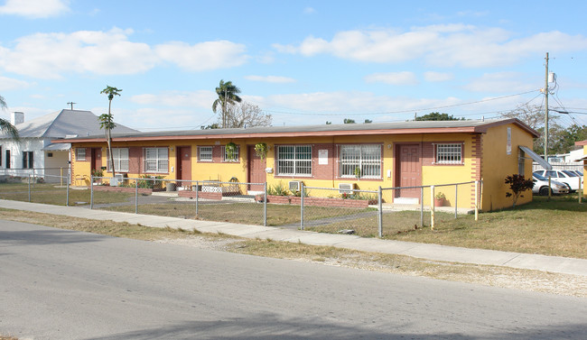 860 NW 1st Ave in Homestead, FL - Foto de edificio - Building Photo