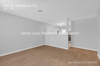 800 N L Robinson Dr in Arlington, TX - Building Photo - Building Photo