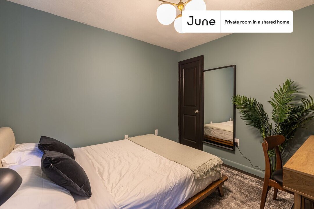Private bedroom in 6 bed/4 bath Home in Boston, MA - Building Photo
