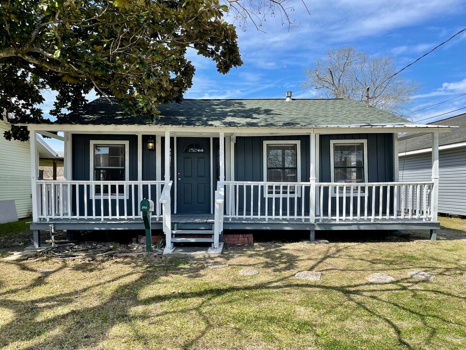 2126 4th St in Port Neches, TX - Building Photo