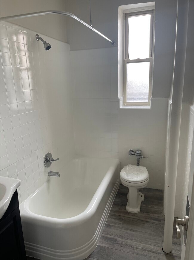 Saron 2 Apartments in Teaneck, NJ - Foto de edificio - Building Photo