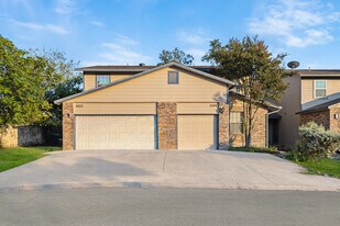 6004 Loch Maree in San Antonio, TX - Building Photo