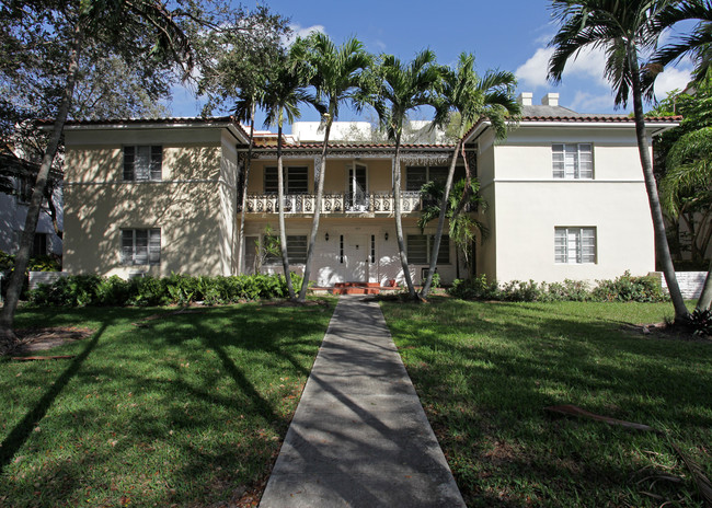 625 Almeria Ave in Coral Gables, FL - Foto de edificio - Building Photo