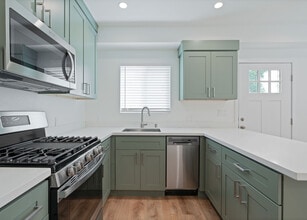 16454 Parthenia St, Unit 1 in Los Angeles, CA - Foto de edificio - Building Photo