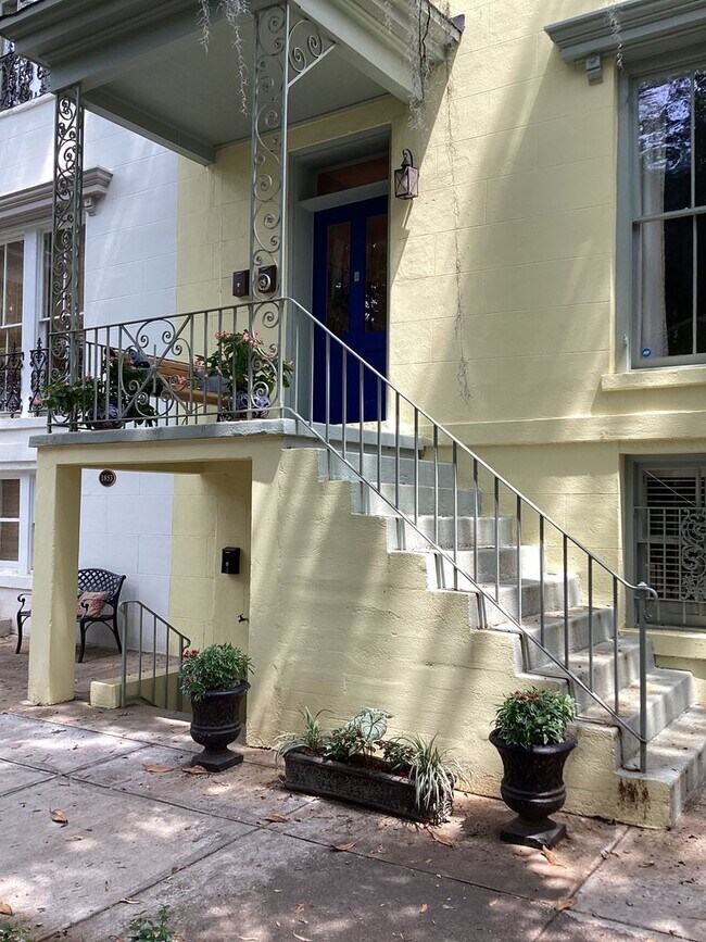 114 E Jones St, Unit Apt A in Savannah, GA - Building Photo - Building Photo