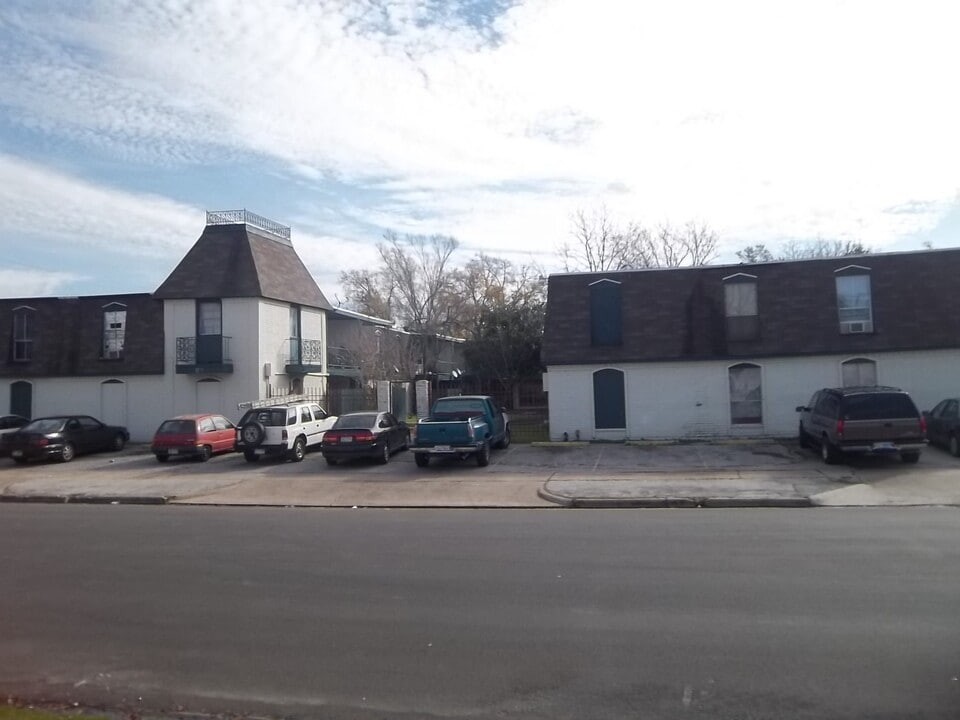 6215 Tierwester St in Houston, TX - Building Photo