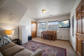 325 Kristin Ct W in Brookfield, WI - Building Photo - Building Photo