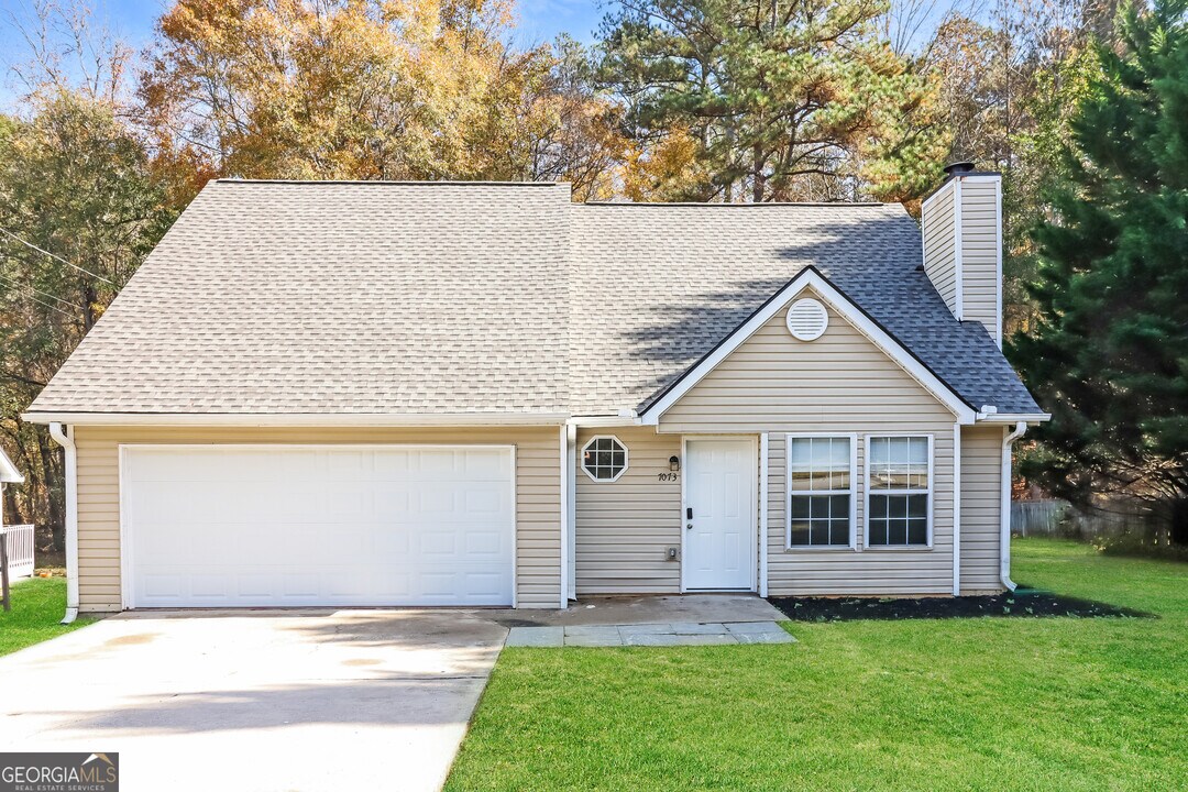 7073 Stonecreek Dr in Douglasville, GA - Building Photo