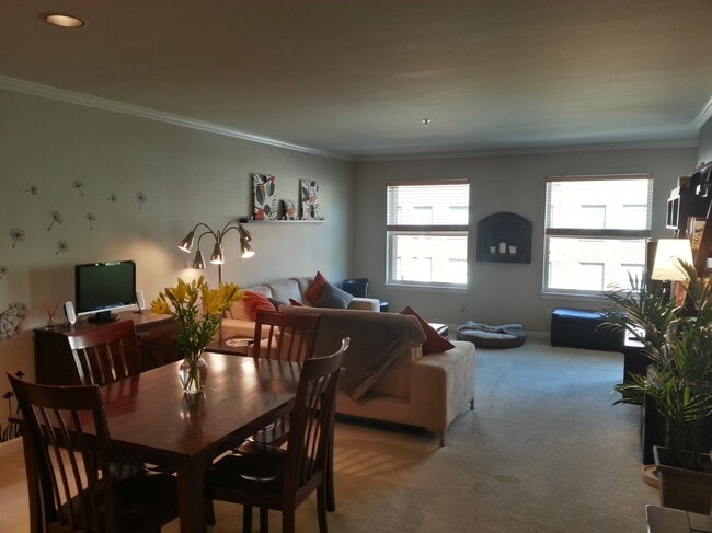 property at 1417 Queen Anne Ave N