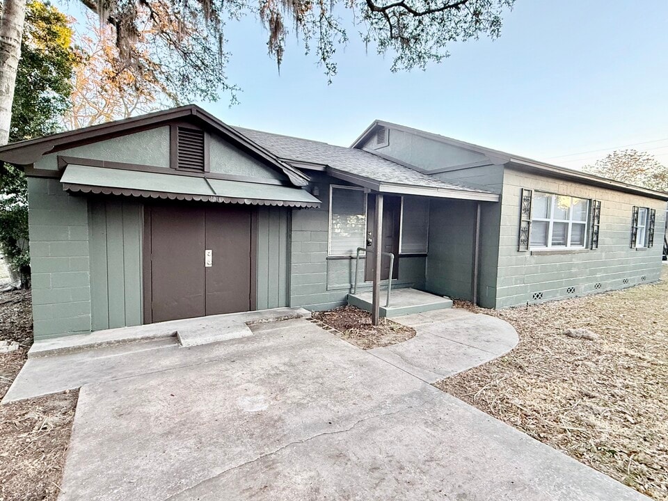 69 E Seminole Ave in Eustis, FL - Foto de edificio