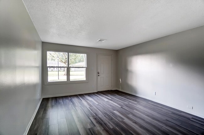 1107 Larch Ln in Fort Wayne, IN - Building Photo - Building Photo