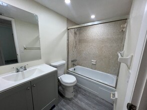 1701 NW 46th Ave, Unit 102 in Lauderhill, FL - Foto de edificio - Building Photo