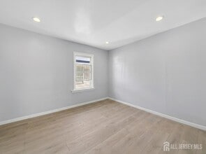 125 Lowell St, Unit 2 in Carteret, NJ - Foto de edificio - Building Photo