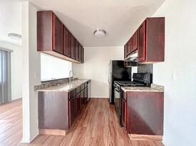 14746 Delano St in Los Angeles, CA - Building Photo