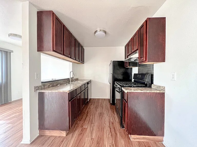 14746 Delano St in Los Angeles, CA - Building Photo