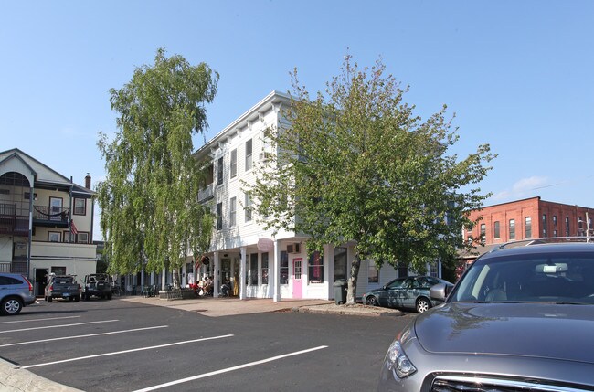 37-39 W Main St in Mystic, CT - Building Photo - Building Photo