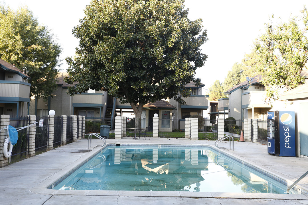 Hunter Pointe & Palms Apartments in Bakersfield, CA - Building Photo