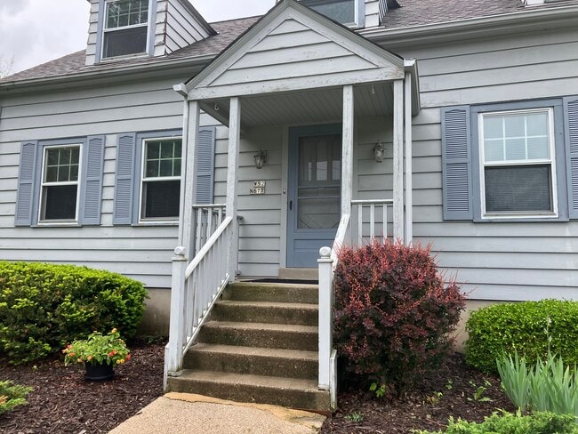 W52N677 Highland Dr, Unit Cedarburg duplex upper