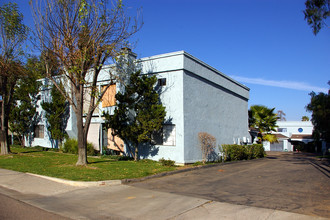 1184 N Escondido Blvd in Escondido, CA - Building Photo - Building Photo