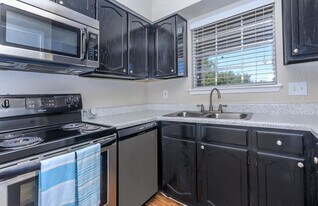 The Oaks of League City in League City, TX - Building Photo