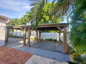8105 SW 17th Terrace in Miami, FL - Building Photo - Building Photo