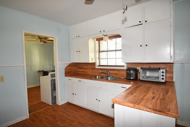 3217 13th St in Bay City, TX - Building Photo - Building Photo