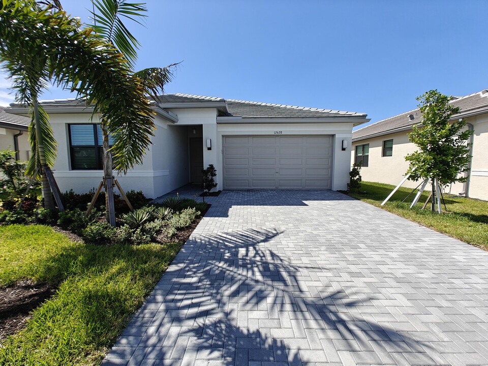 12628 SW Manatee Marsh Ter in Port St. Lucie, FL - Foto de edificio