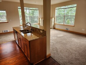 263 W Bakerview Rd, Unit 307 in Bellingham, WA - Building Photo - Building Photo