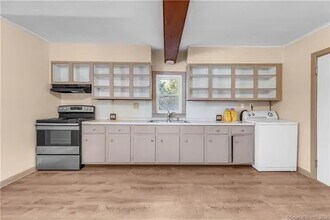 12 Saint Lawrence St in Manchester, CT - Building Photo - Building Photo