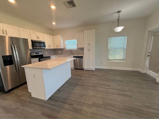 2215 Andalusia Blvd in Cape Coral, FL - Foto de edificio - Building Photo