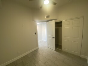 1210 E Saint Louis Ave in Las Vegas, NV - Building Photo - Building Photo