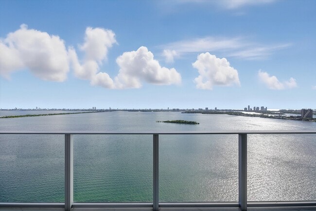 700 NE 24th St, Unit # 2405 in Miami, FL - Foto de edificio - Building Photo