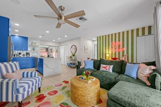 7957 CottonWoode Dr in Largo, FL - Building Photo - Building Photo
