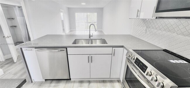 8040 N Colony Cir in Tamarac, FL - Building Photo - Building Photo