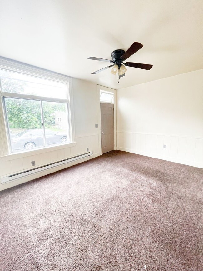 709-711 Industry St, Unit 709 Industry St. Apt. 1 in Pittsburgh, PA - Foto de edificio - Building Photo