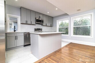 10 Codington Pl, Unit 2 in Somerville, NJ - Building Photo - Building Photo