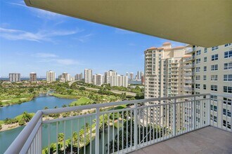 19501 W Country Club Dr in Aventura, FL - Building Photo - Building Photo