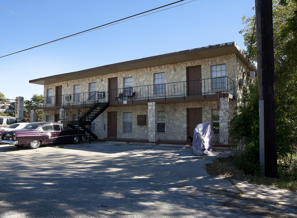 220 Pinckney St in San Antonio, TX - Building Photo