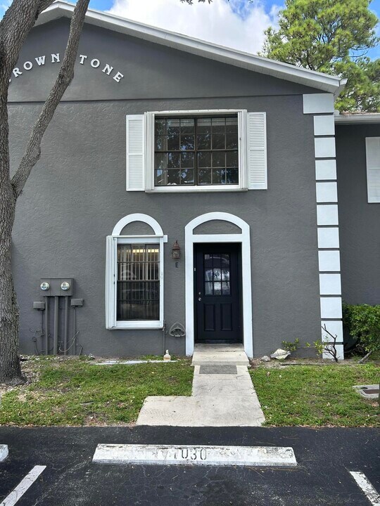 5041 Society Pl E in West Palm Beach, FL - Building Photo